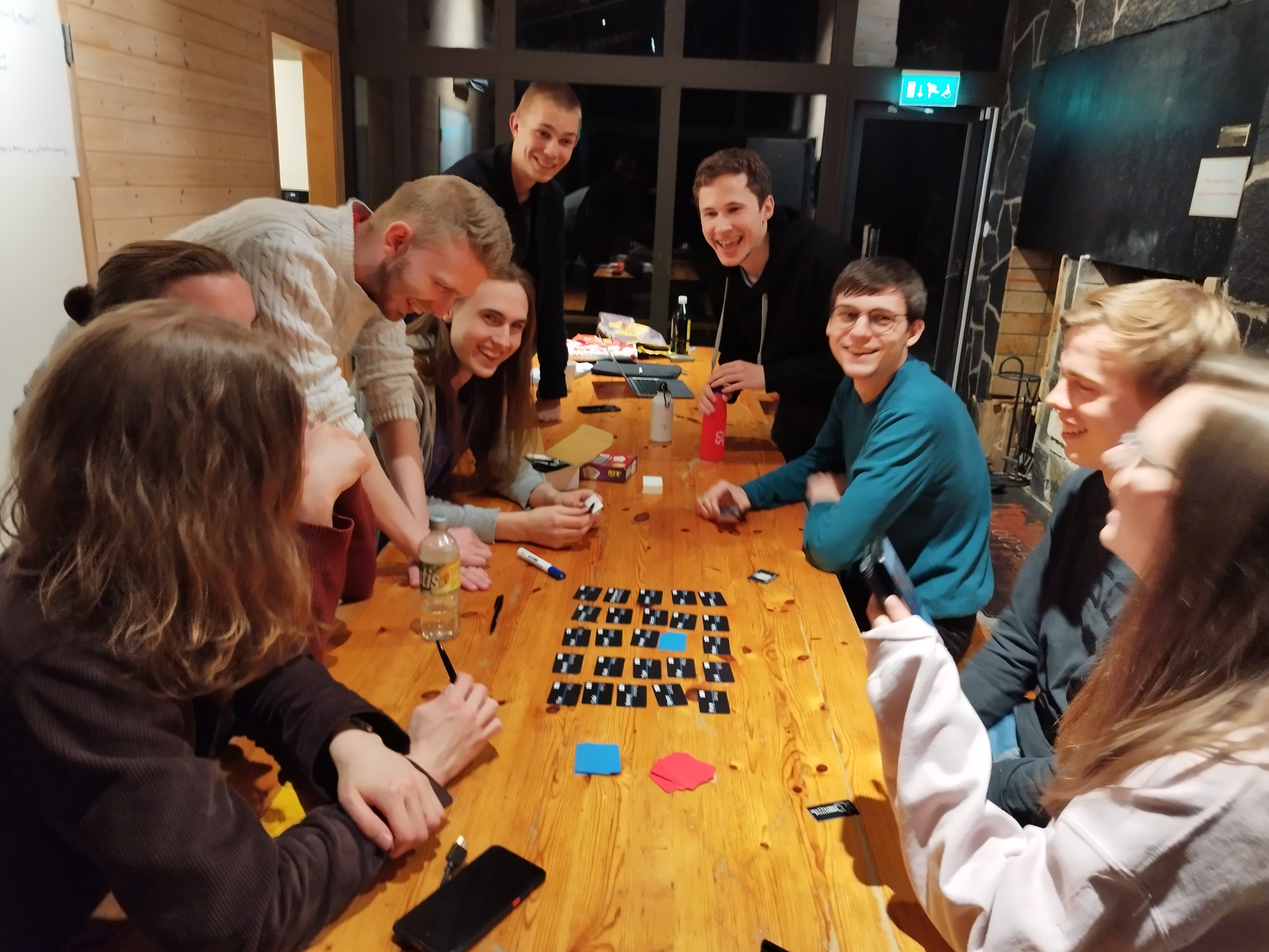 Lägerdeltagarna spelar data-codenames